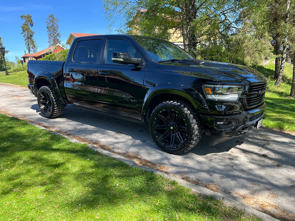 Dodge Ram 1500 Laramie Night Edition 22” hjul 5,7 Hemi