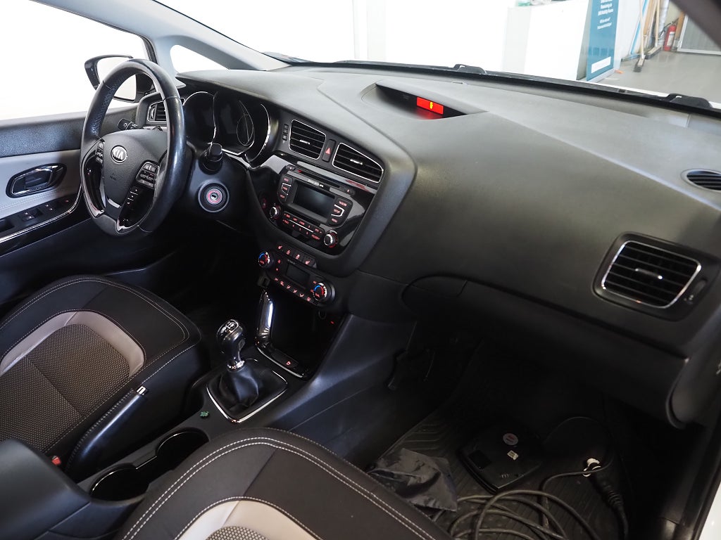 Kia Ceed cee'd 1.6 CRDi EX Comfort Motorvärmare P-Sensorer 2015