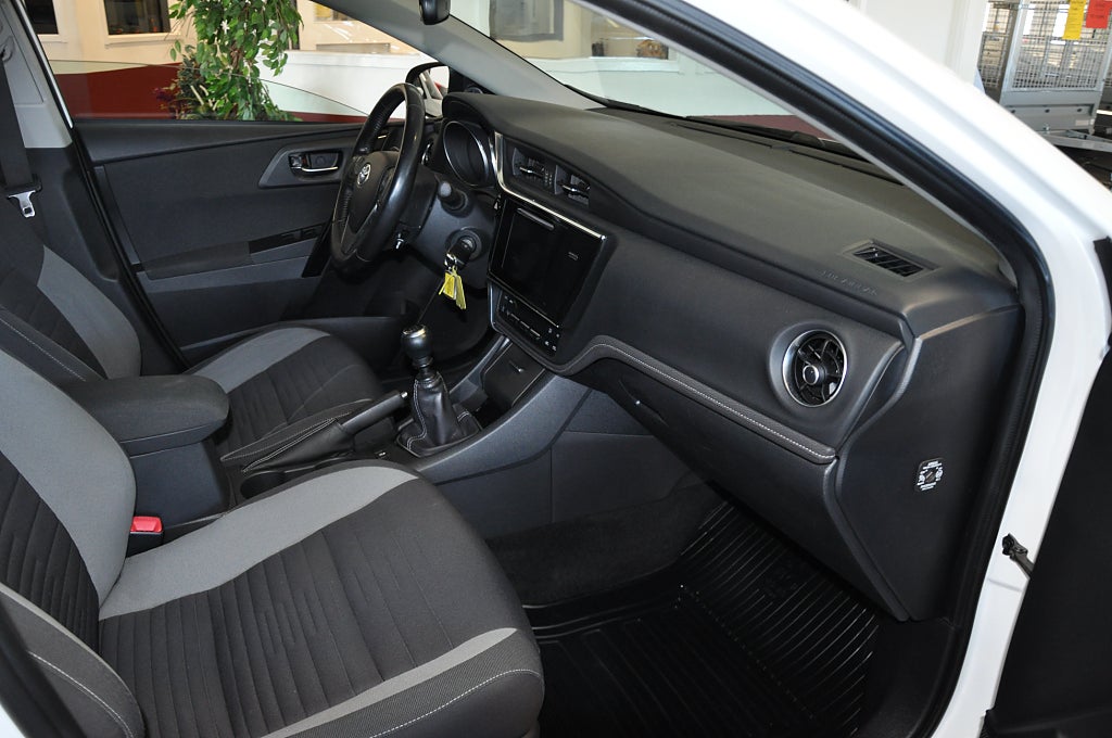 Toyota Auris 2015 - miniatyr 9