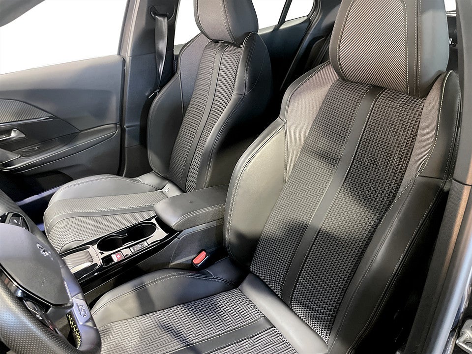 Bild på Peugeot 2008 GT 1.2 PT 130hk Aut B-KAMERA CARPLAY