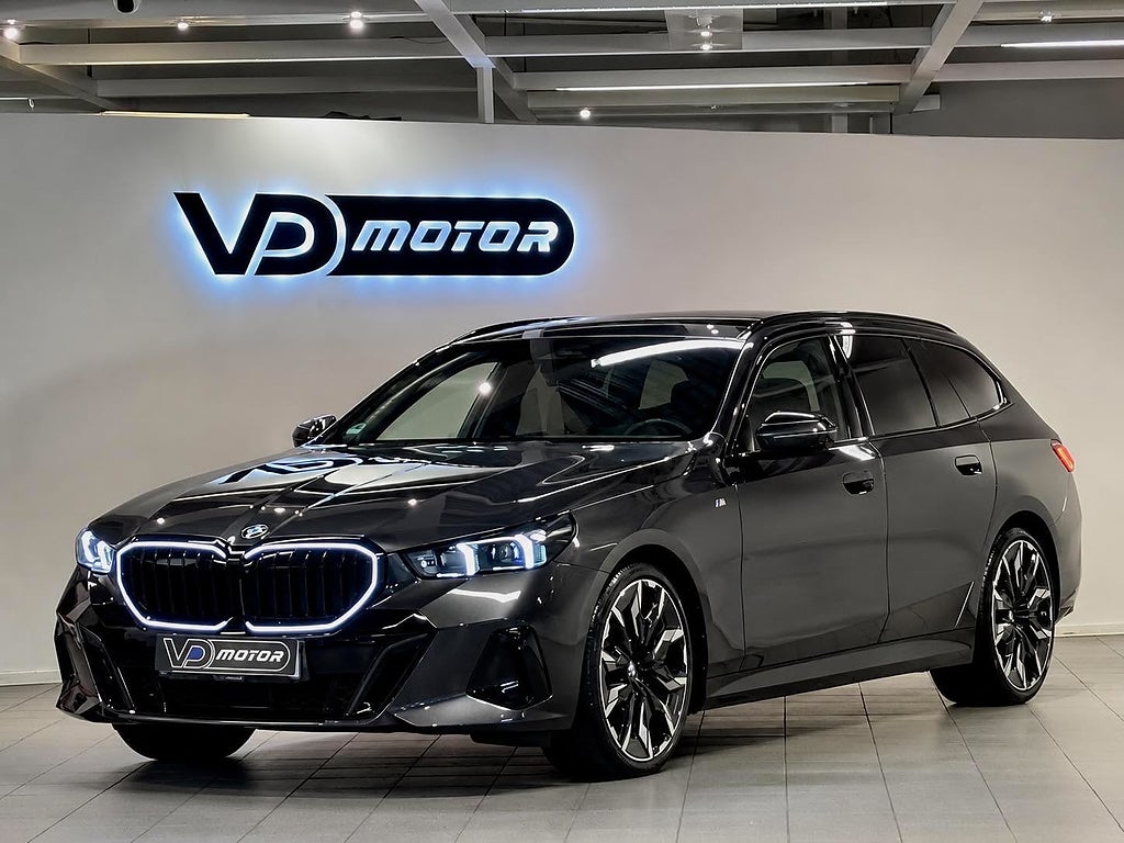 BMW 540D xDrive Touring M-Sport Pro Pano B&W Värmare Drag 303hk