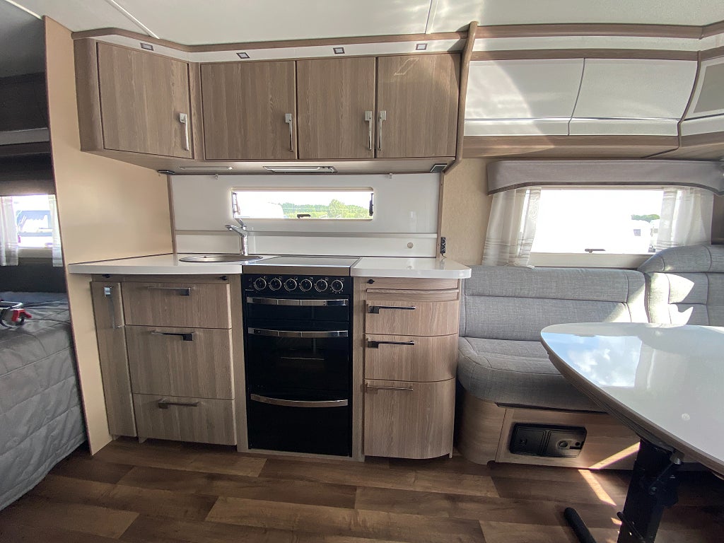 Kabe Royal 560 XL KS Förtält Markis m sidor