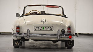 Mercedesen har stått i varmgarage sedan 1994. Foto: Bilweb Auctions. 