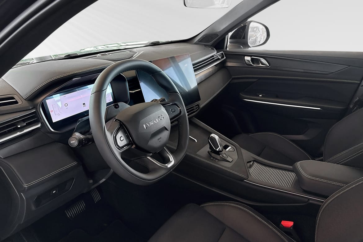 Lynk & Co 01 Core PHEV 2025, bild 6/10