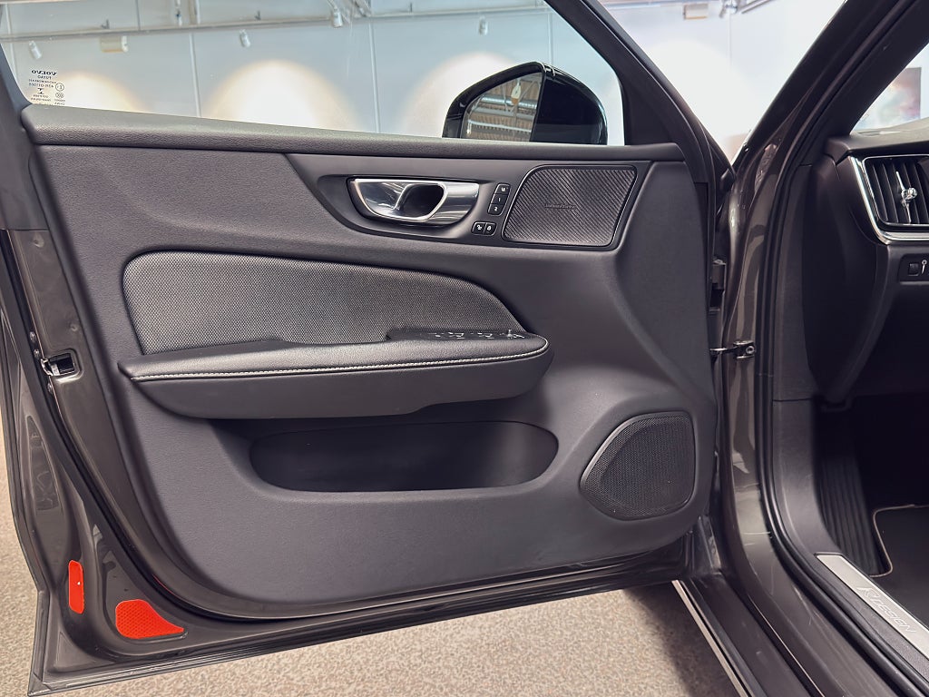 Volvo V60 T8 TE AWD 392hk R-Design | Drag | Pano | H/K | Orrefors