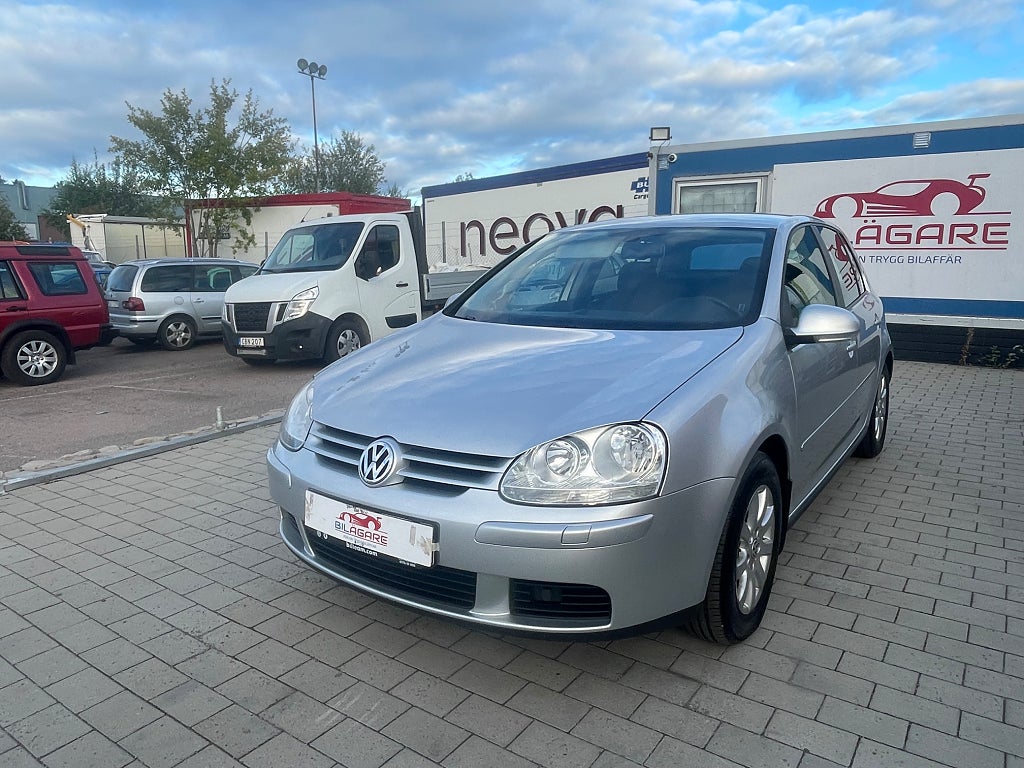 Volkswagen Golf 1.6 NYSERV NYKAMREM NYBESIKTAD S+V M-VÄRMARE