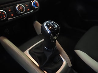 Halvkombi Nissan Micra 15 av 19