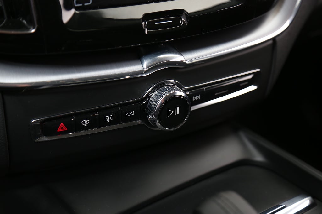 Volvo XC60 B5 Bensin 250hk Momentum Adv SE AWD Kamera Navi Leasbar 2021