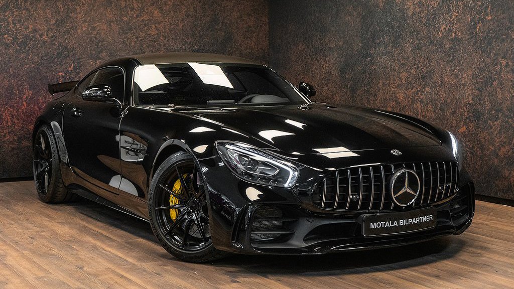 En svart Mercedes-Benz AMG GT R i svart. 