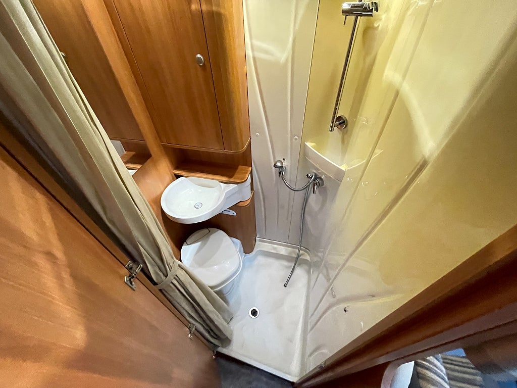 Hymer Compact 408 / Litium / B-kort / Höj och sänkbar säng /   - Hymer