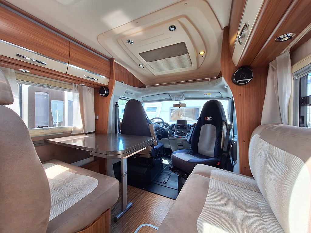Adria Coral S 680 ST Dubbelbädd, Solcell, 5'e Stol