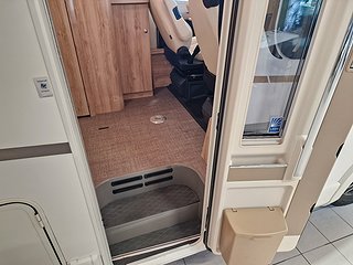 Husbil-integrerad Eura Mobil IL 650 HS 8 av 25