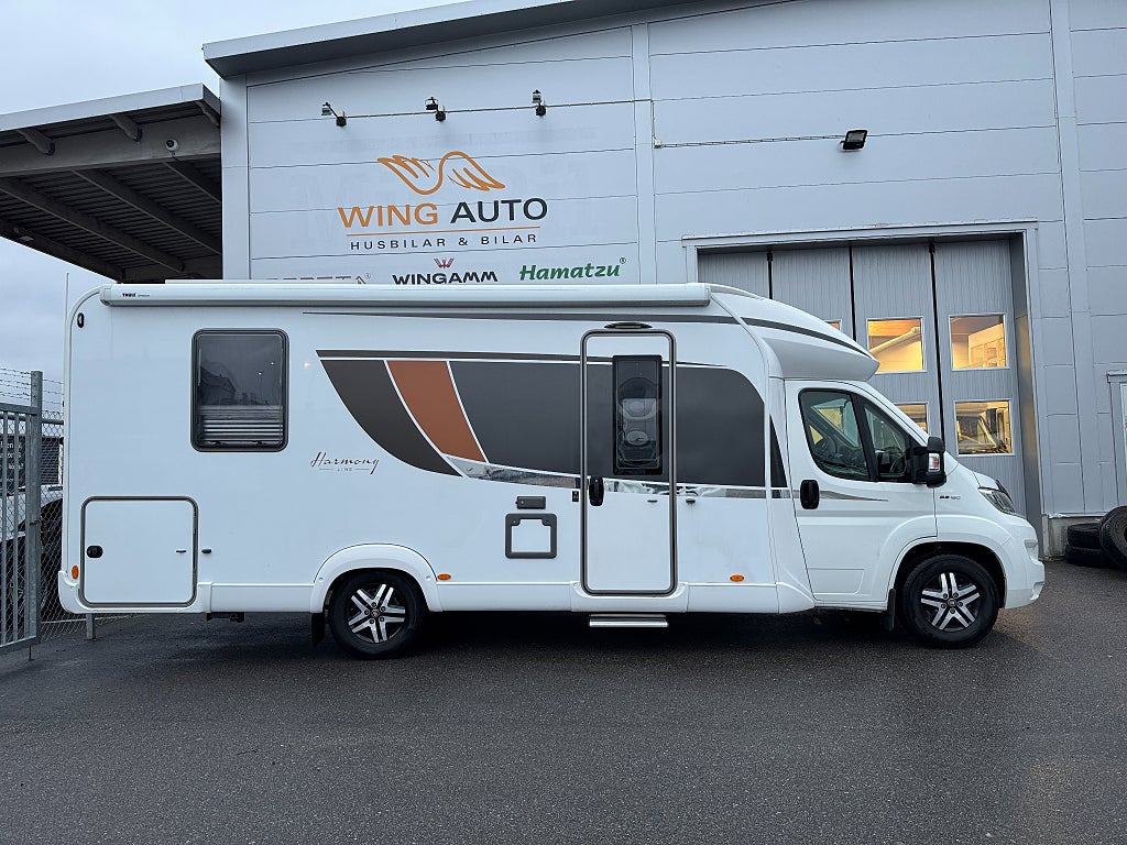 Bürstner Lyseo 745 Harmony Line 150HK / 2 soffor & nedsänkbar Queensbed! 