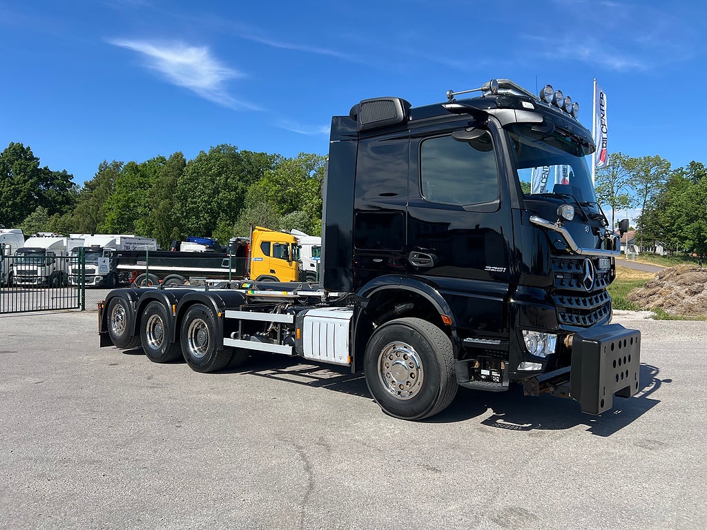 Mercedes-Benz Arocs 3251 Tridem Lastväxlare, Fullt Plogutrustad