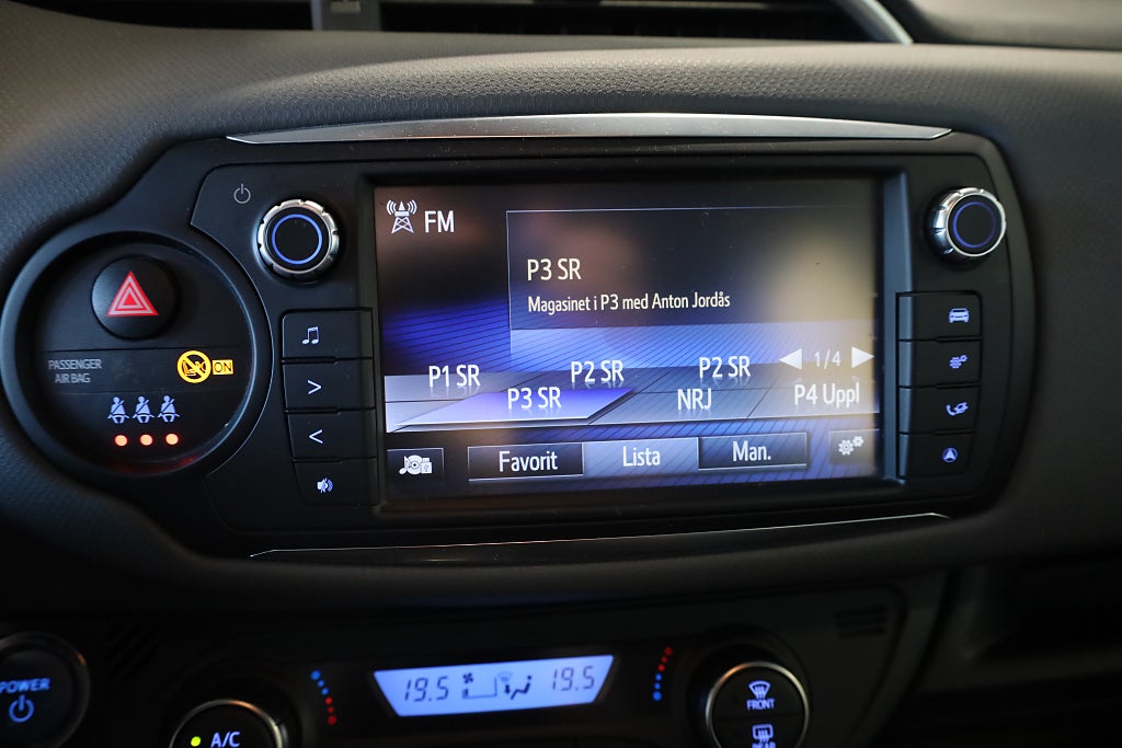 Toyota Yaris Hybrid e-CVT Active Kamera Blåtand Nyservad 2017