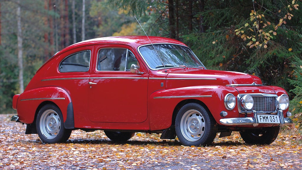 En körsbärsröd Volvo PV 544 Sport 11234G går snart under klubban hos Bilweb Auctions. Foto: Bilweb Auctions. 