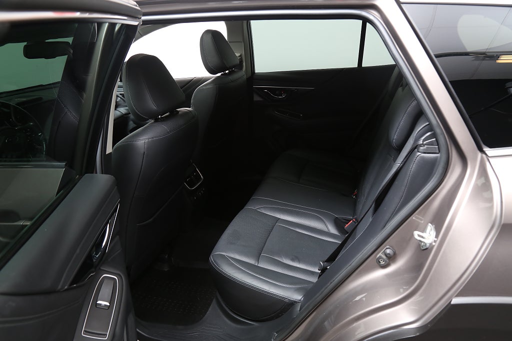 Subaru Outback 2,5i XFuel Touring AWD Skinn I Taklucka I H/K I Drag 2021