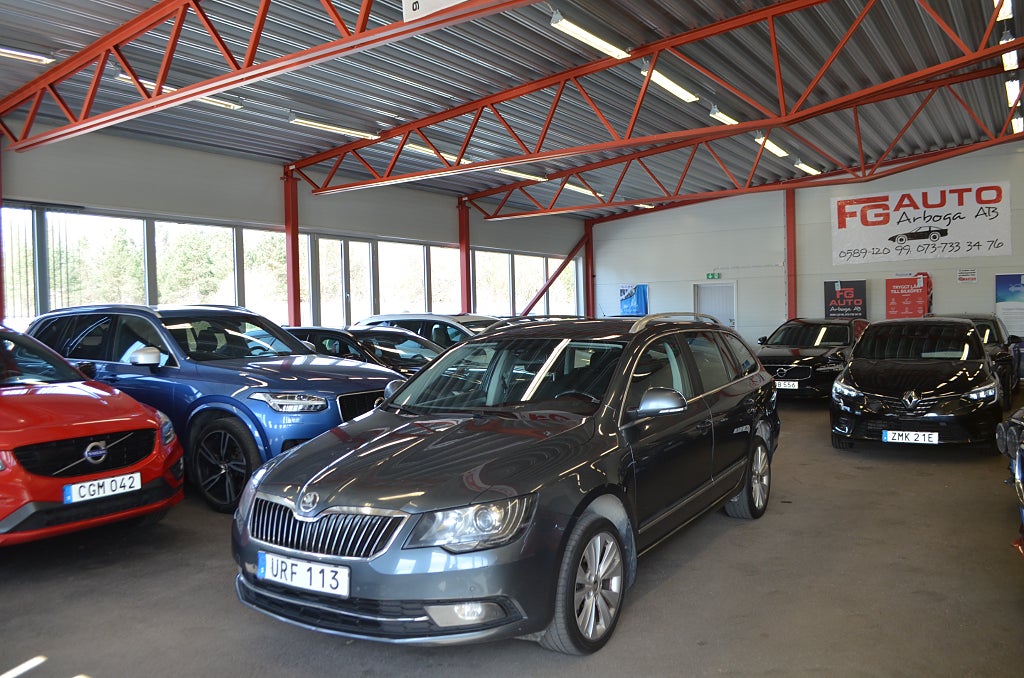 Skoda Superb Kombi 2.0 TDI 4x4 140 hk Elegance D-Värmare Drag 