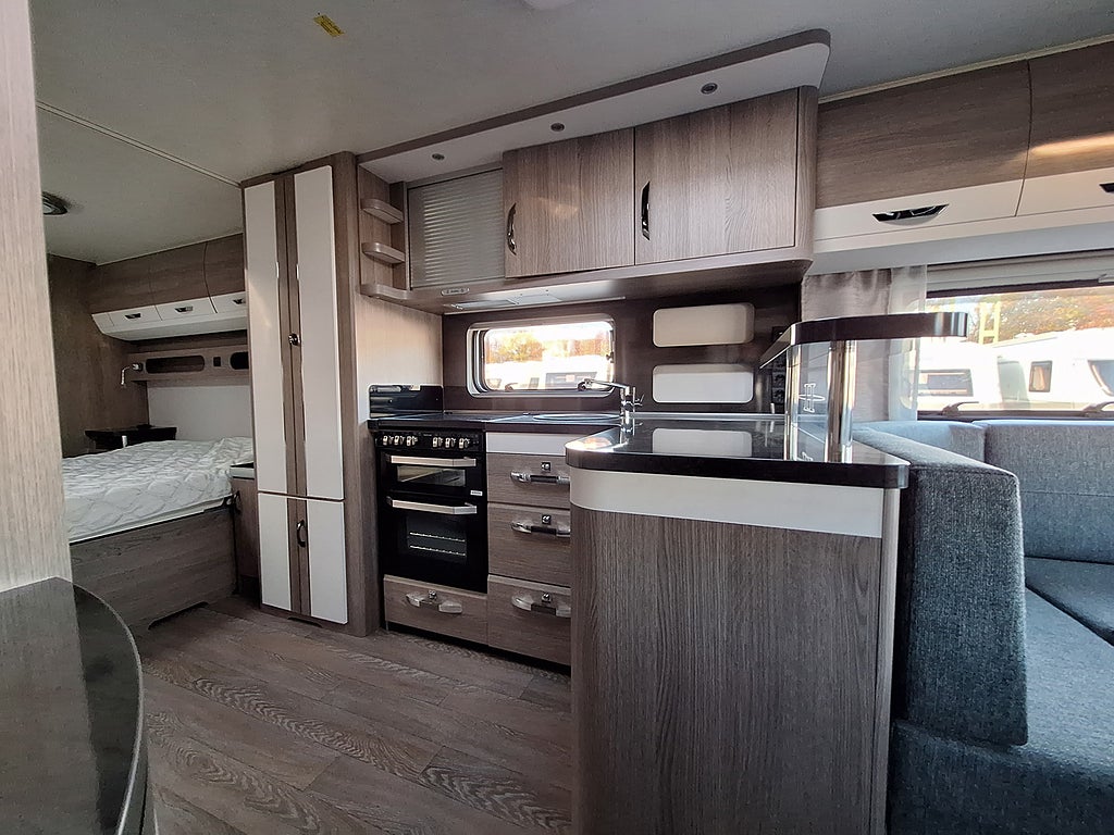 Hobby Prestige 720 WQC Queenbädd, Dusch, Kampanjprodukt!