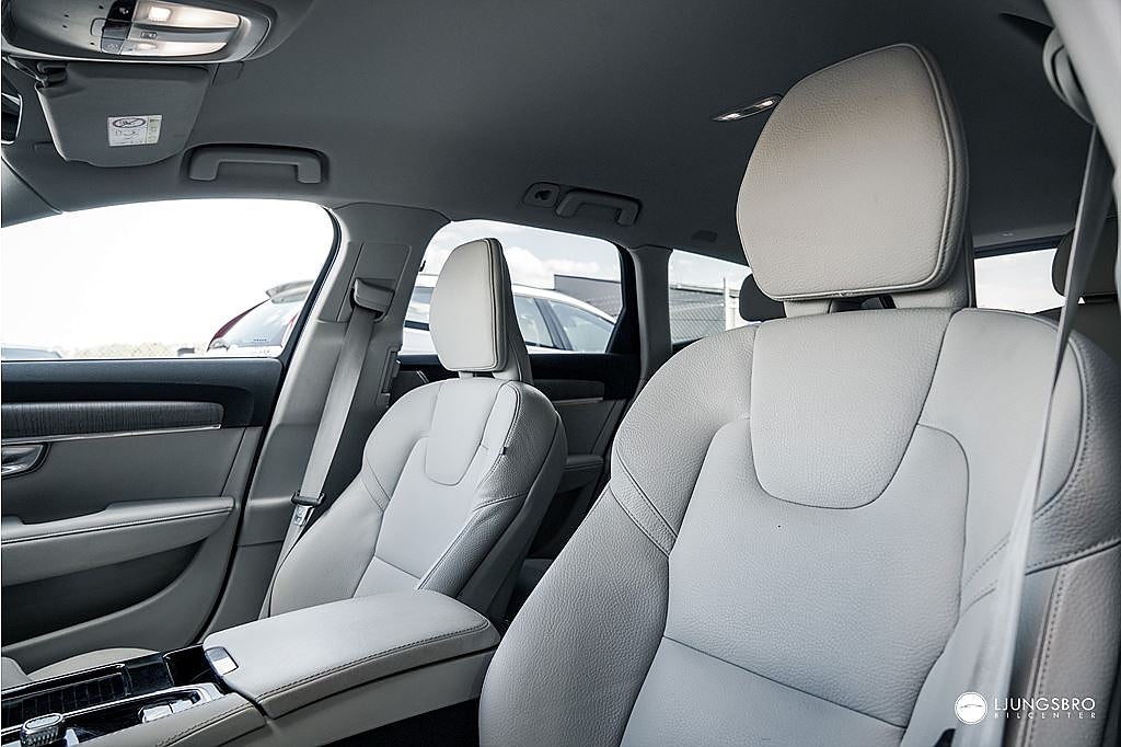 Volvo V90 Recharge T6 AWD Dark Plus 350hk