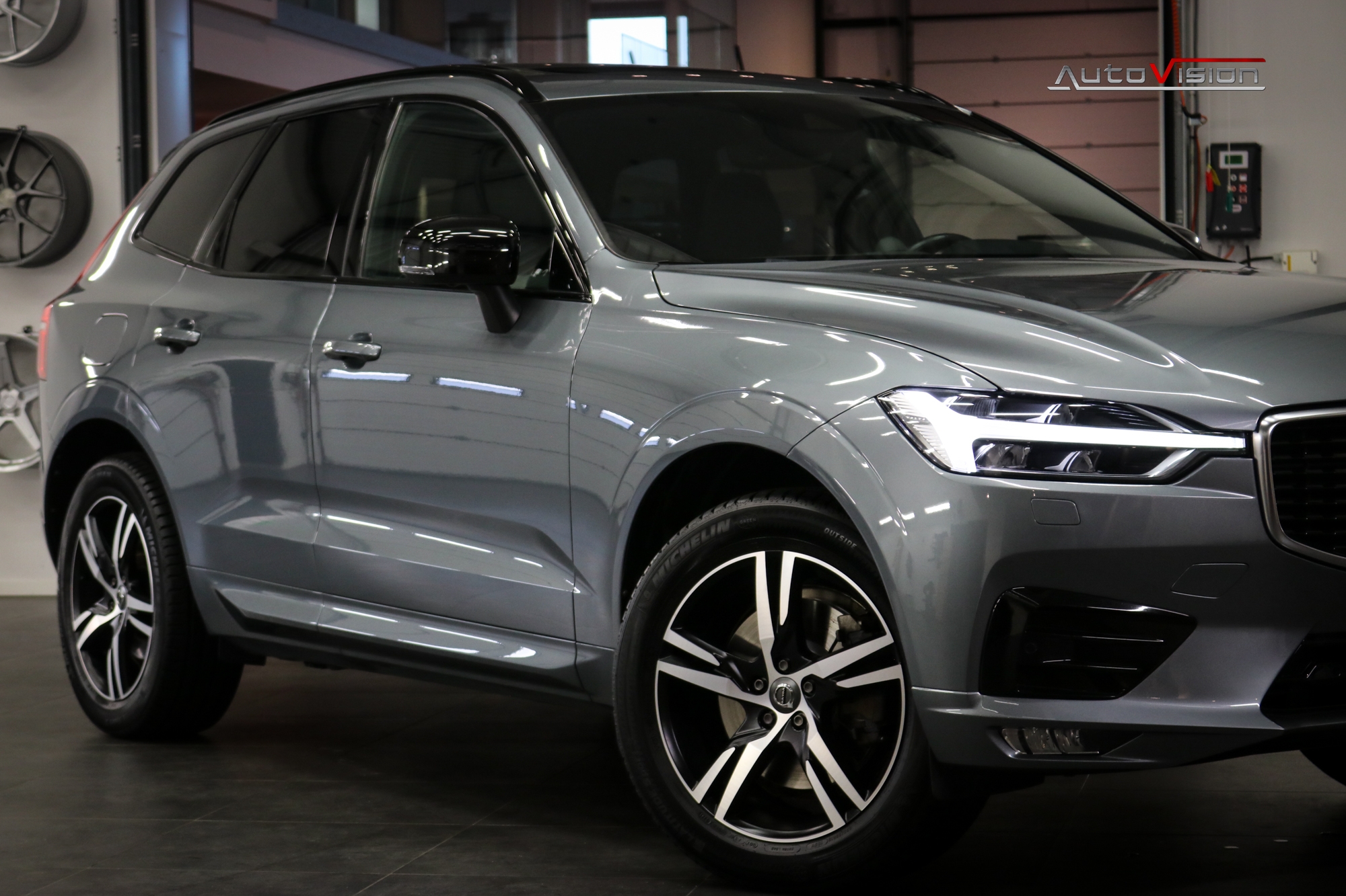 Volvo XC60 B5 AWD 235hk R-Design B&W 2020, kuva 3/10