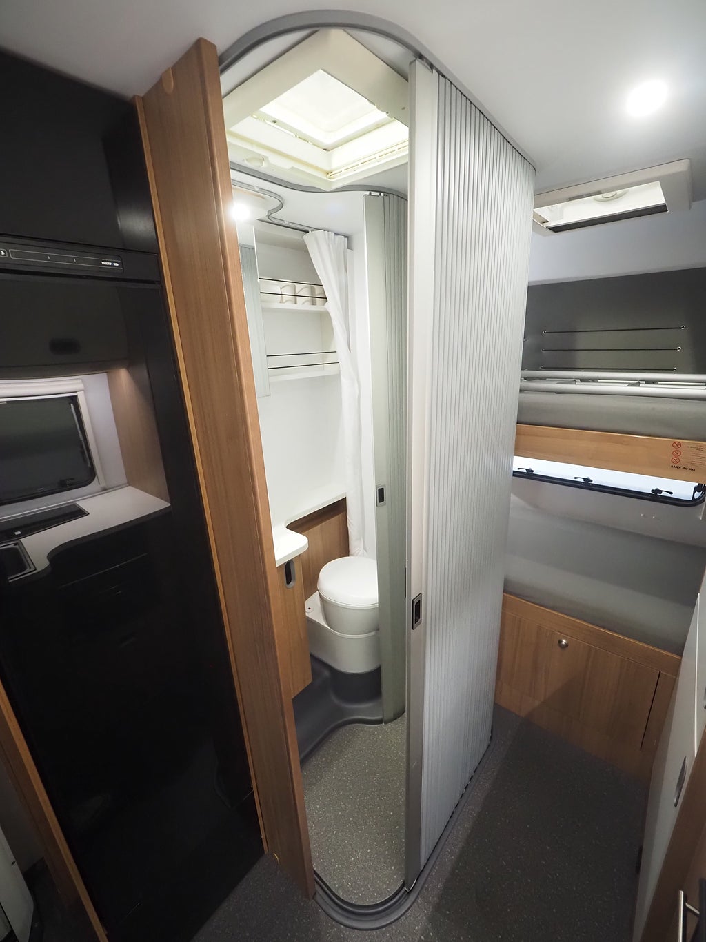 Sun Living S 70 DK AC I 6 bälten I 6 bäddar I 3500kg I B-kort 2018
