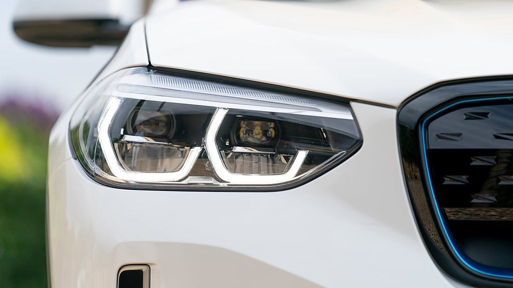 Strålkastarna på en BMW iX3