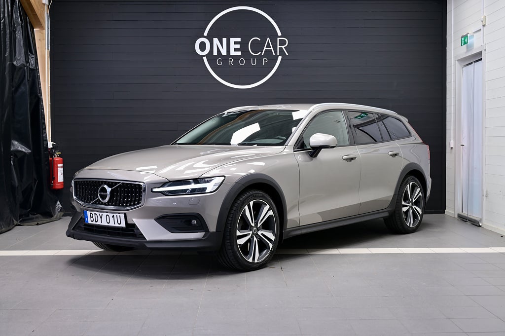 Volvo V60 Cross Country B4 AWD Momentum Skinn H/K Kamera Drag Värmare 