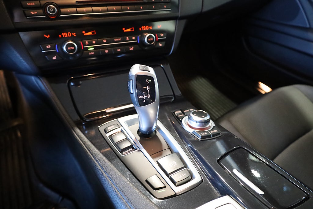 BMW 520 d Touring Aut Drag PDC Connected Blåtand Rattvärme 2016