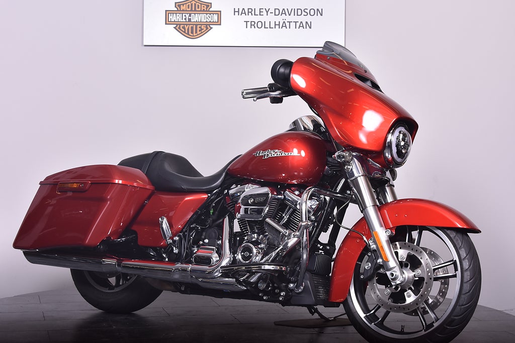 Harley-Davidson STREET GLIDE V&H Slipons / Mappad och Bänkad