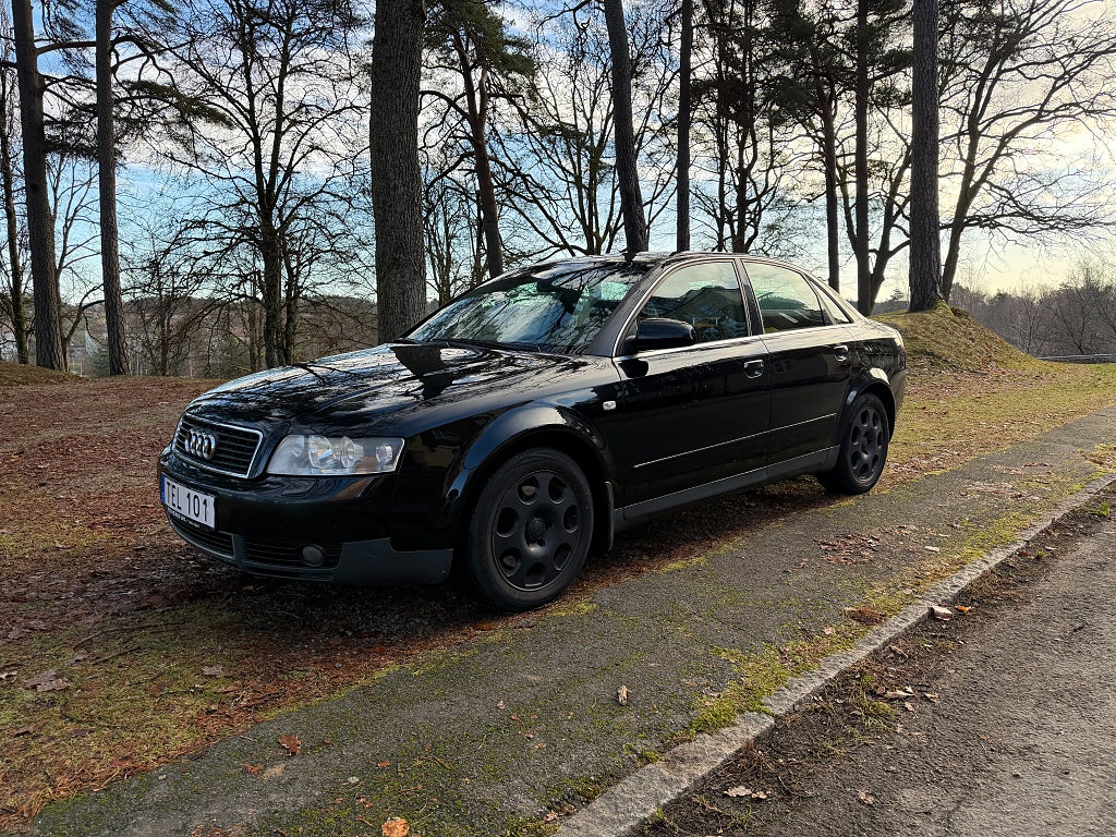 Audi A4 Sedan 2.4 V6 / V-hjul 