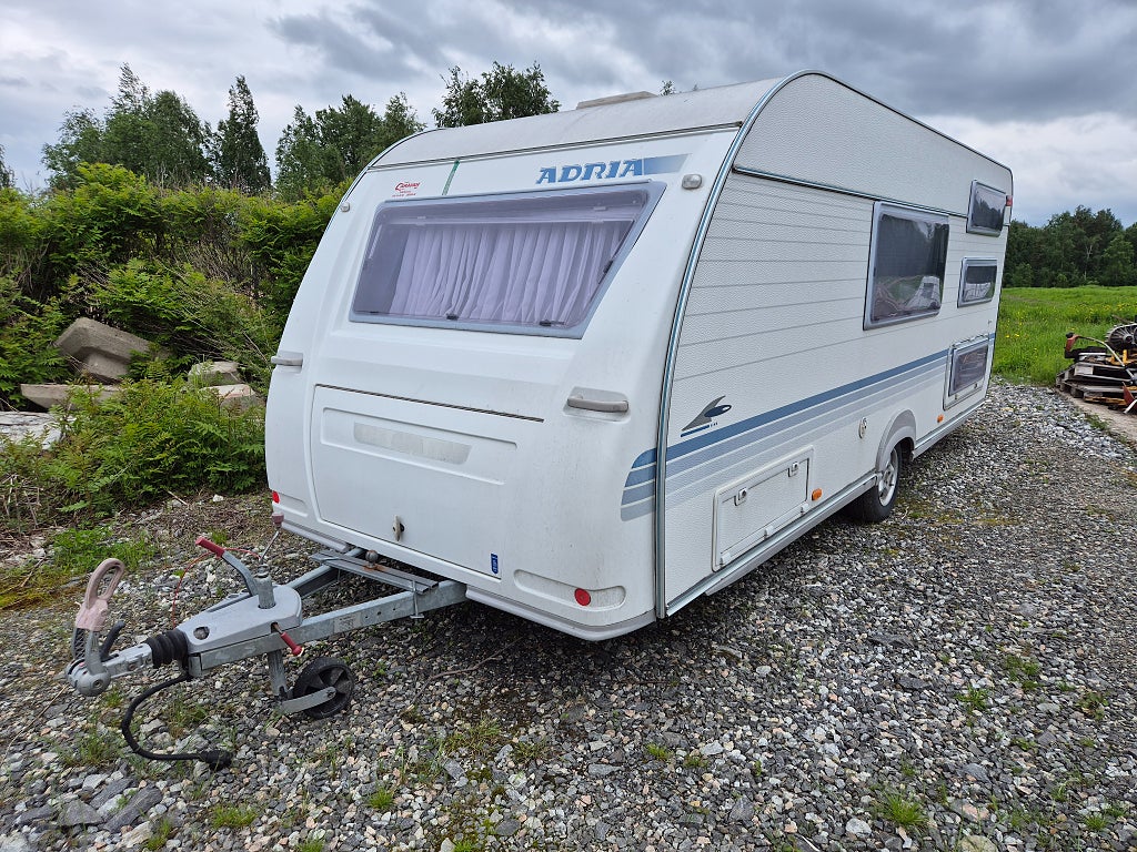 Adria Adora 552 PK Barnkammarvagn AC Markis Solpanel Golvvärme nybesik