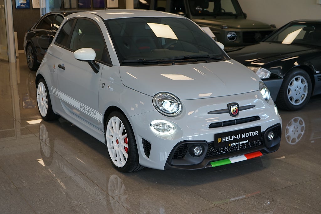 Abarth 595 1.4 T-JET ESSESSE Akrapovic Skalstolar Nyservad 180hk
