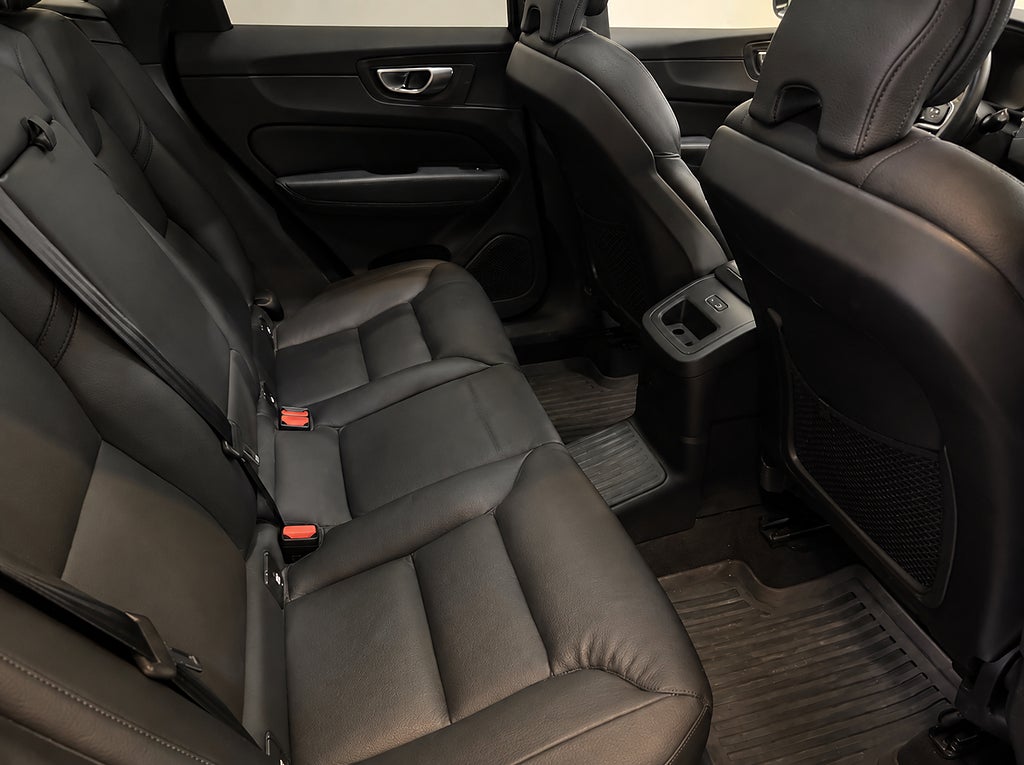 Volvo XC60 Recharge T6 AWD Core / Läder / Pano / Drag
