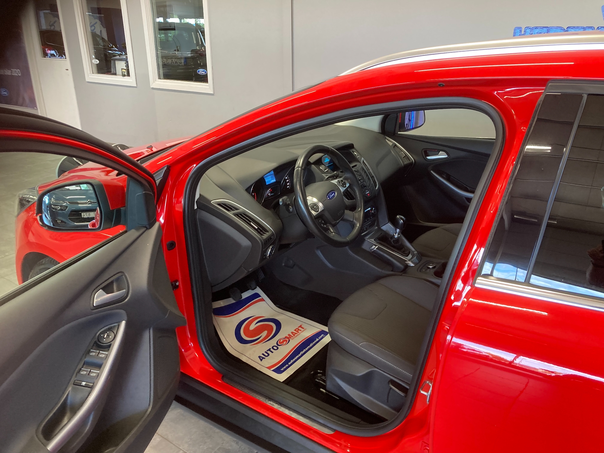 Ford Focus Kombi 1.6 TDCi 115hk Titanium, bild 3/19