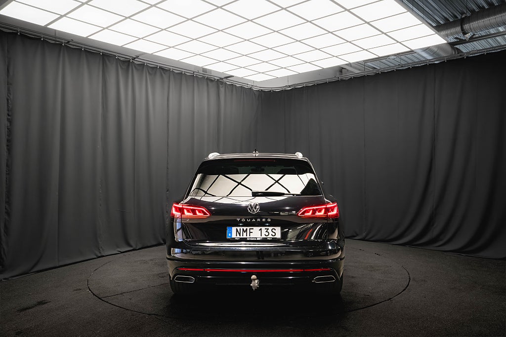 Volkswagen Touareg V6 TDI 4M R-Line PANO LUFT 21'' DRAG D-VÄRM HUD MOMS