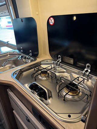 Husbil-halvintegrerad Rapido Van 56 130HK Automat 8 av 19