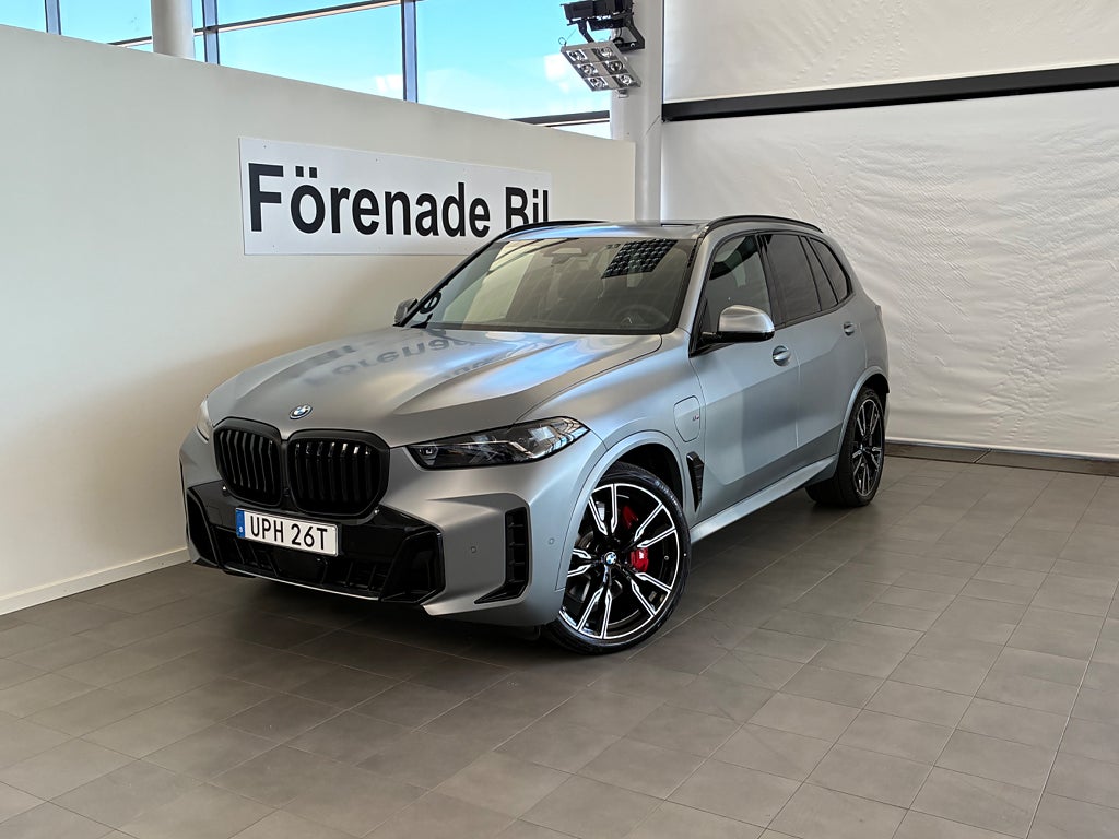 BMW X5 xDrive50e M Sport Pro Comfort B&W Dragkrok Panorama  