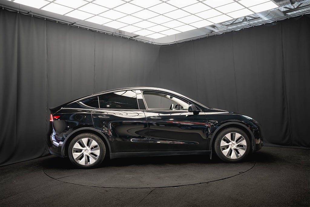Tesla Model Y Standard Range RWD DRAG PANO LÄDER 1-ÄGARE MOMS