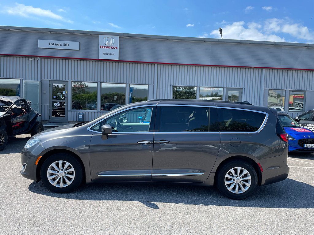 Chrysler Pacifica 3.6 V6 FlexFuel 7 sits 