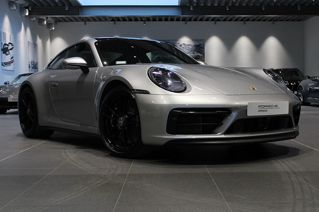 Porsche 911 Carrera 4 GTS  4 GTS