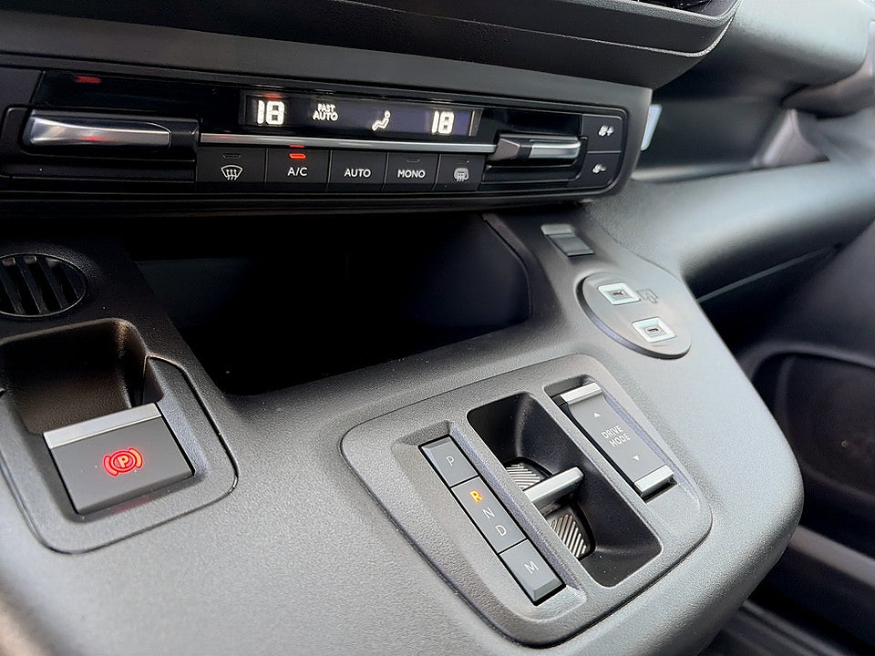 Bild på Peugeot Partner Crew Cab130hk AT8 - EDITION! SERVICE & V-HJUL INGÅR!