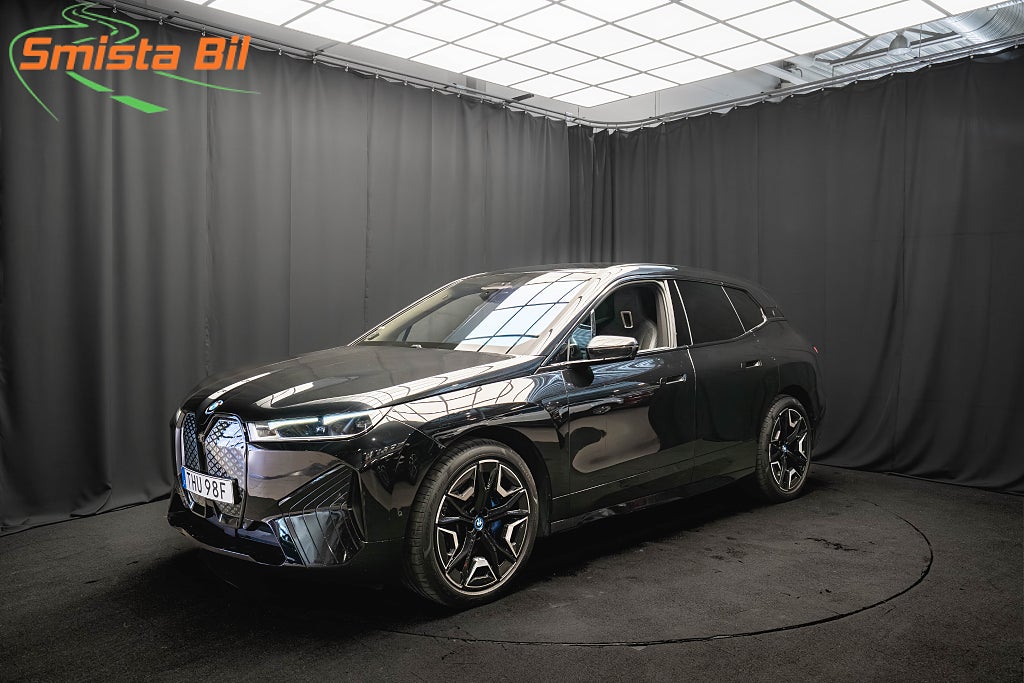 BMW iX xDrive50 LUFT B&W LASER BAKAXELSTYRNING 22'' HUD MOMS