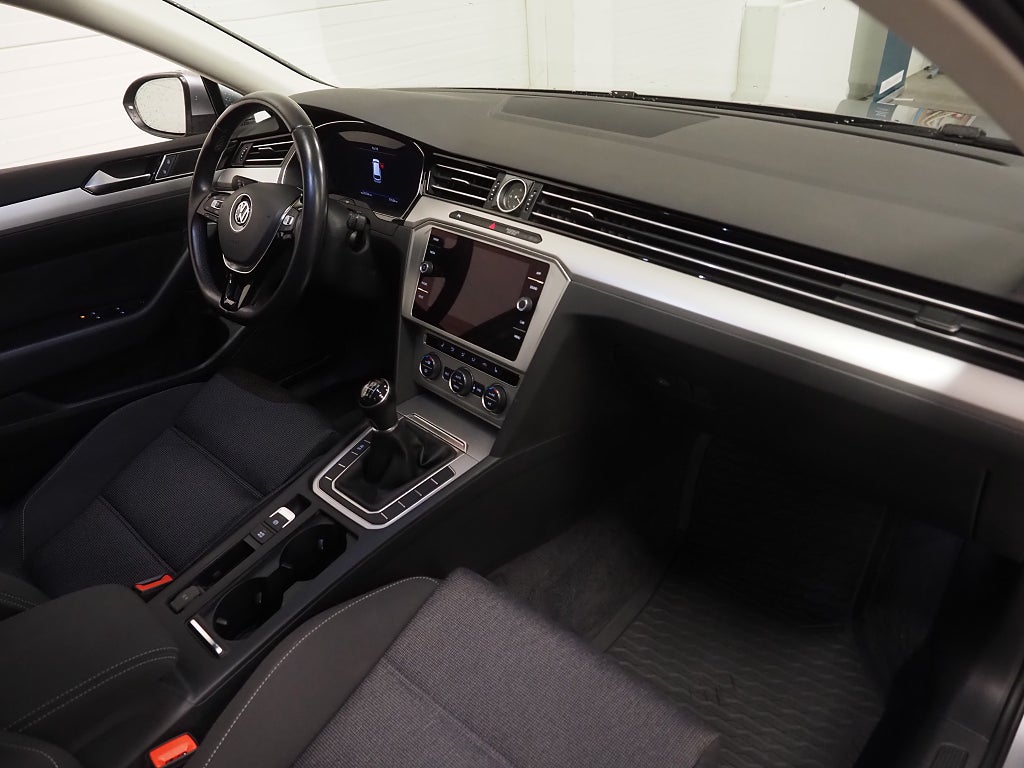 Volkswagen Passat SC 1.5 TSI 150hk Cockpit P-Sensorer 2019