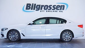 Den raka fyran i BMW 530e får hjälp av en elmotor. 
