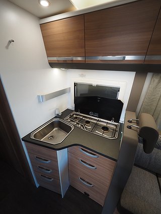 Husbil-halvintegrerad Adria Coral 670 DL Axess 11 av 19