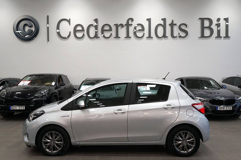Toyota Yaris Hybrid e-CVT Nyserv Nybes Backkamera Välskött SoV-hjul