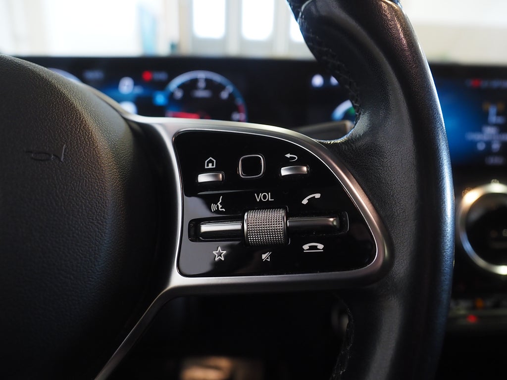 Mercedes-Benz GLA 200 d 8G-DCT Progressive Line Pano Drag Navi Kamera 2021