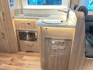 Husbil-halvintegrerad Kabe TMRX 780 LXL 17 av 30