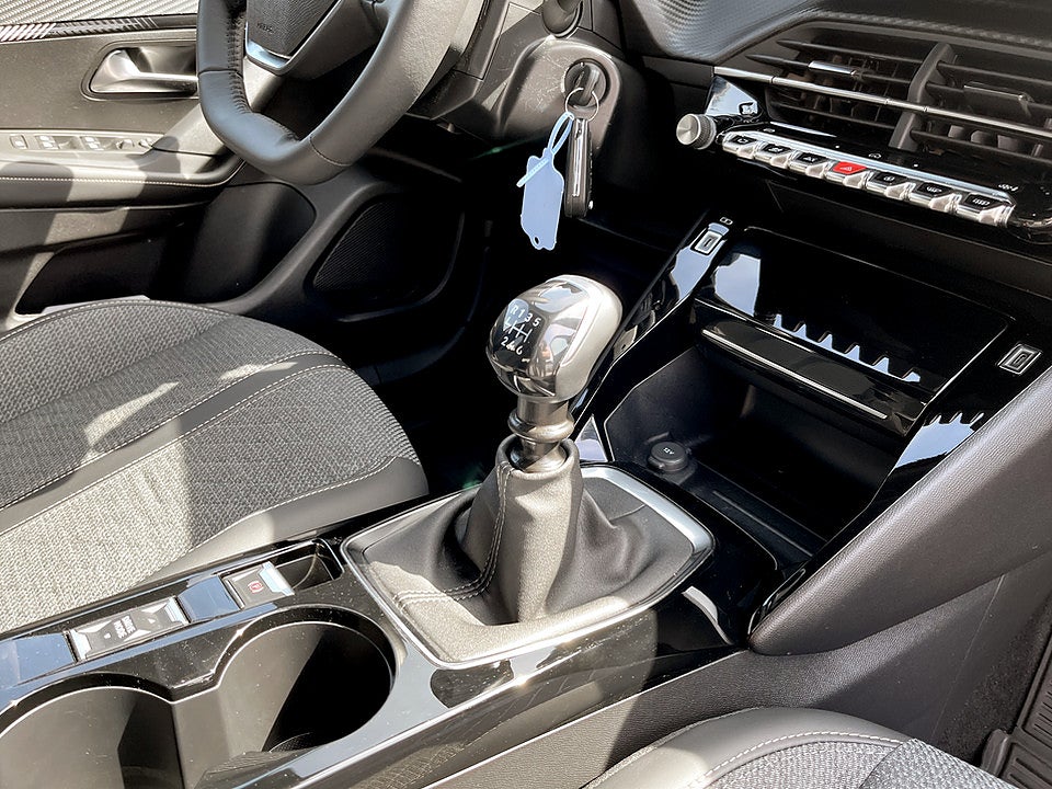 Bild på Peugeot 2008 Allure 1.2 PT 130hk CARPLAY P-SENSORER